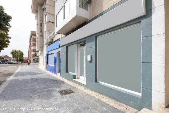 Local comercial con amplios escaparates en la Avenida Juan Carlos I - CADIZ