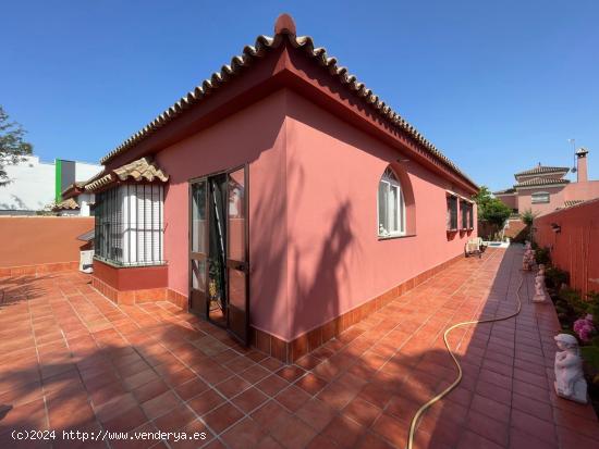 Chalet en Los Gallos con piscina - CADIZ