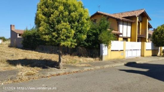 CHALET INDEPENDIENTE CON  JARDIN EN VILLADANGOS DEL PARAMO - LEON