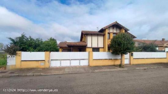 CHALET INDEPENDIENTE CON  JARDIN EN VILLADANGOS DEL PARAMO - LEON