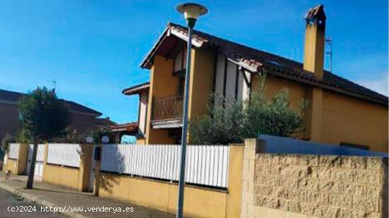 CHALET INDEPENDIENTE CON  JARDIN EN VILLADANGOS DEL PARAMO - LEON