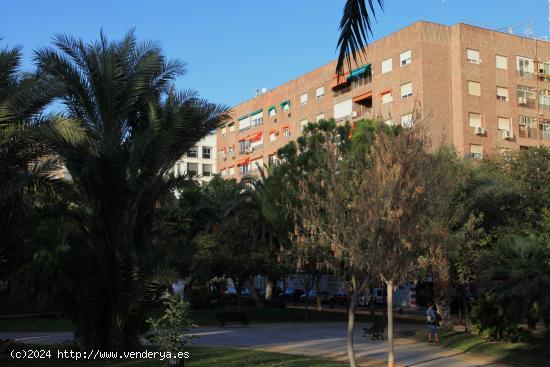 PISO junto al corte ingles de cinco dormitorios sin amueblar con garaje - MURCIA