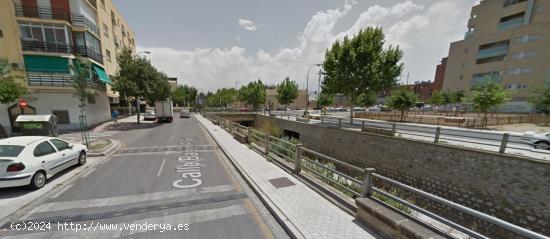 Solar junto al PTS para tres apartamentos con trasteros - GRANADA