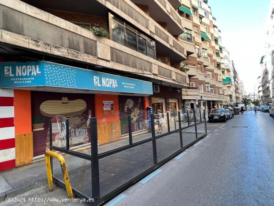  Traspasamos restaurante junto Plaza de Gracia con licencia de bar con cocina y terraza exterior - GR 