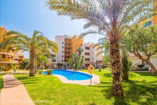 Preciosa vivien con piscina junto al mar en Punta Prima. Vivienda de lujo en urbanización exclusiva