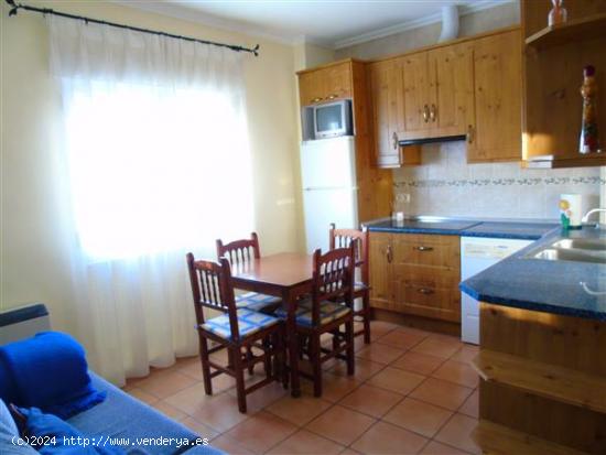 VIVIENDA DE 2 DORMITORIOS Y UN BAÑO. CUENTA CON SALÓN/COCINA, AIRE ACONDICIONADO Y CALEFACCIÓN EL