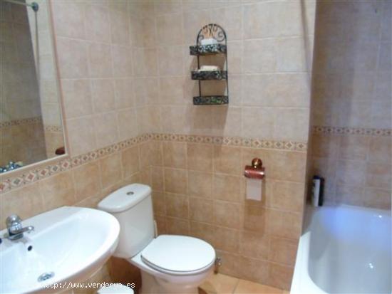 VIVIENDA DE 2 DORMITORIOS Y UN BAÑO. CUENTA CON SALÓN/COCINA, AIRE ACONDICIONADO Y CALEFACCIÓN EL