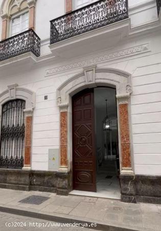 APARTAMENTO EN PLENO CENTRO Y EN EDIFICIO CON ENCANTO - CADIZ