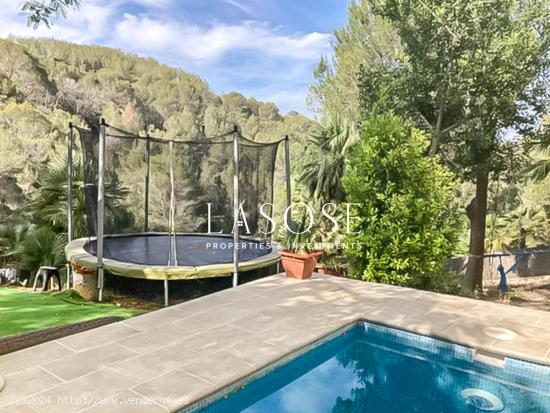 Preciosa y pintoresca casa de piedra con piscina y vistas en venta en el Parc natural del Garraf - B