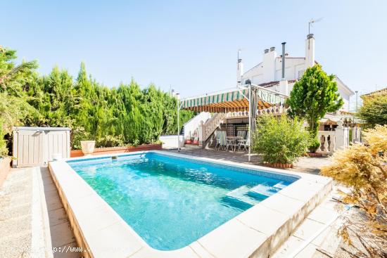 ¡Oportunidad única en Monteluz! Chalet pareado con piscina y garaje en venta 🏡 - GRANADA