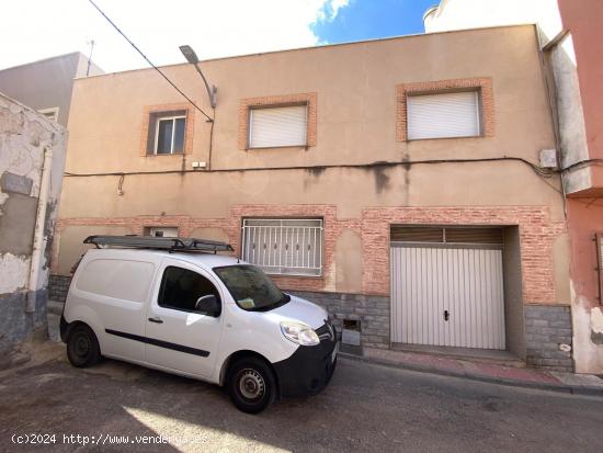 Se vende casa de dos plantas en Viator, próximo al Ayuntamiento - ALMERIA