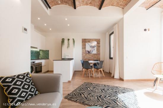 Piso único reformado con terraza comunitaria en una zona excelente del Poblenou - BARCELONA