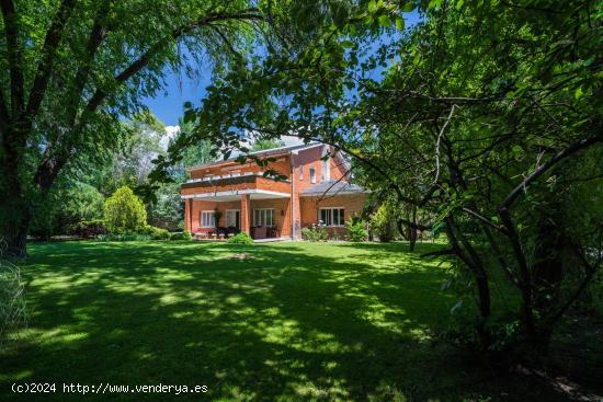 URBANIZACIÓN VILLAFRANCA DEL CASTILLO MAGNÍFICA PARCELA DE 2.588m² CON CASA DE 468m² - MADRID