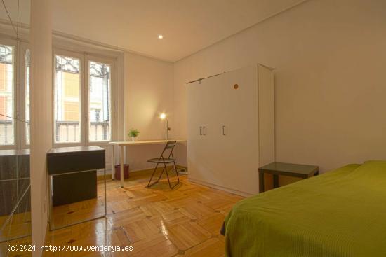 Habitación amueblada con balcón en piso compartido, Puerta del Sol - MADRID