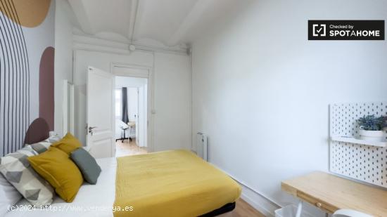 Se alquila habitación en piso de 4 dormitorios en Barcelona - BARCELONA