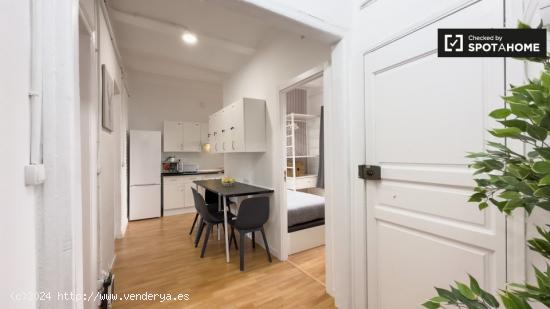 Se alquila habitación en piso de 4 dormitorios en Barcelona - BARCELONA