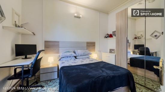 Se alquila habitación en apartamento de 2 dormitorios en Barcelona - BARCELONA