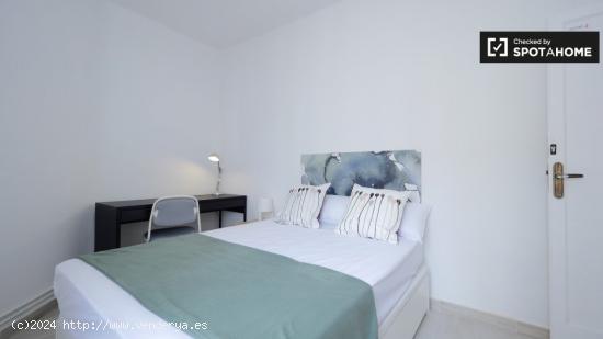 Habitación ordenada en un apartamento de 7 dormitorios, Horta-Guinardó - BARCELONA