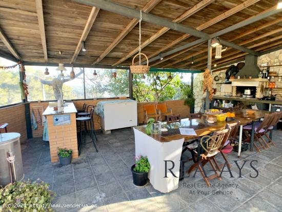 CASA CON PISCINA - TERRENO - JARDIN - VALLIRANA - BARCELONA