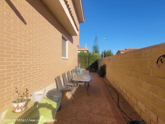 Chalet en venta en Nambroca – 2 plantas, 4 dormitorios, terraza con barbacoa y jardín privado - T