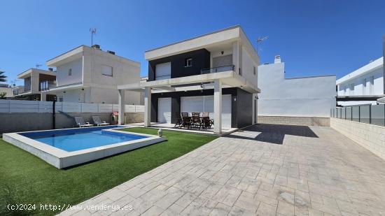 Villa independiente con piscina privada en Gran Alacant - ALICANTE