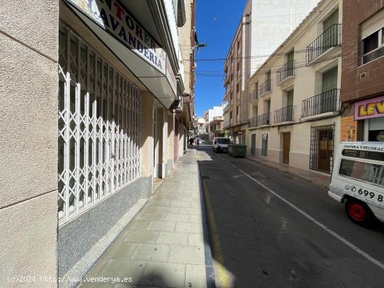 Local céntrico en excelente zona comercial, con mucho paso peatonal y de vehículos, en Águilas - 