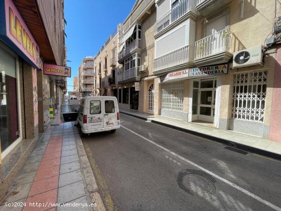 Local céntrico en excelente zona comercial, con mucho paso peatonal y de vehículos, en Águilas - 