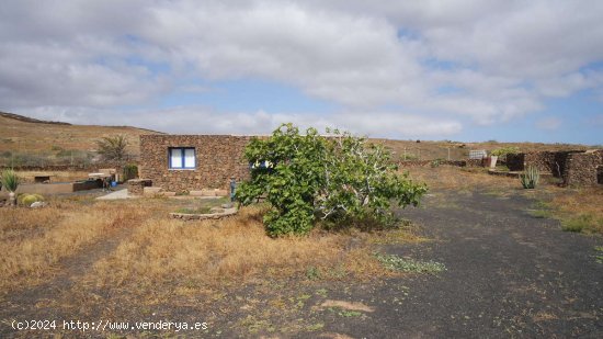 SE VENDE Casita rústica con vistas impresionantes y 122,122m2 de terreno - Teguise