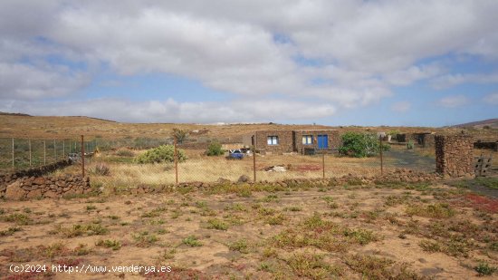 SE VENDE Casita rústica con vistas impresionantes y 122,122m2 de terreno - Teguise