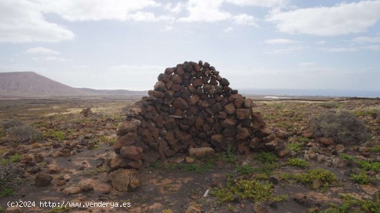 SE VENDE Casita rústica con vistas impresionantes y 122,122m2 de terreno - Teguise