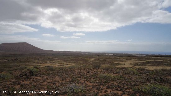 SE VENDE Casita rústica con vistas impresionantes y 122,122m2 de terreno - Teguise