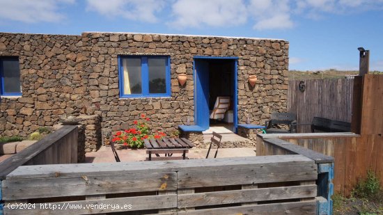 SE VENDE Casita rústica con vistas impresionantes y 122,122m2 de terreno - Teguise