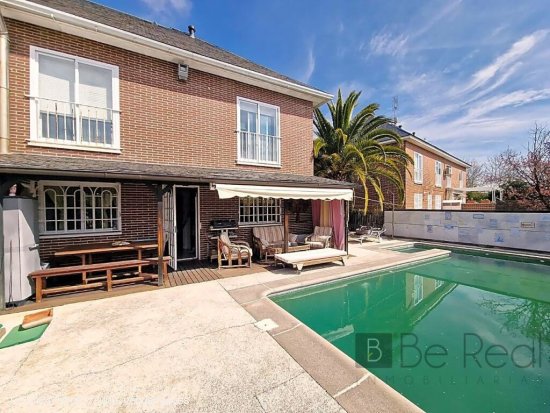  EN VENTA CHALET PAREADO CON PISCINA, EN VILLANUEVA DE LA CAÑADA (MADRID). 