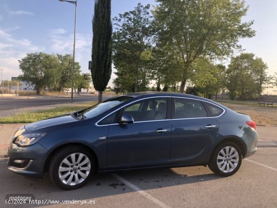  Opel Astra 1.7 excellence de 2013 con 110.000 Km por 8.800 EUR. en Madrid 