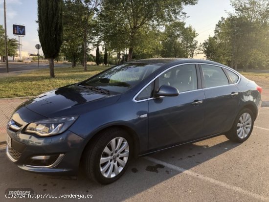 Opel Astra 1.7 excellence de 2013 con 110.000 Km por 8.800 EUR. en Madrid