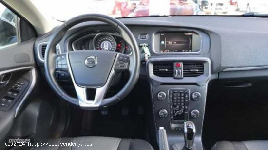 Volvo V 40 2.0 T3 MOMENTUM 152 5P de 2019 con 26.955 Km por 22.895 EUR. en Madrid