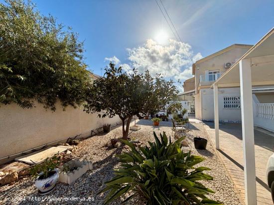 Magnífica casa adosada en la prestigiosa zona de Aguas Nuevas en Torrevieja - ALICANTE