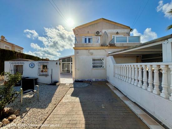 Magnífica casa adosada en la prestigiosa zona de Aguas Nuevas en Torrevieja - ALICANTE