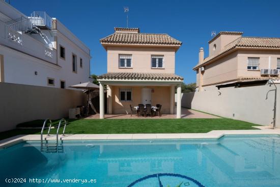 ¡¡MAGNÍFICO CHALET EN PRIMERA LÍNEA DE PLAYA EN CHIPIONA!! - CADIZ