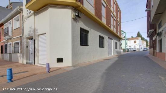 ESTUPENDO LOCAL EN LA PLAZA DEL MERCADO EN ALMENARA - CASTELLON