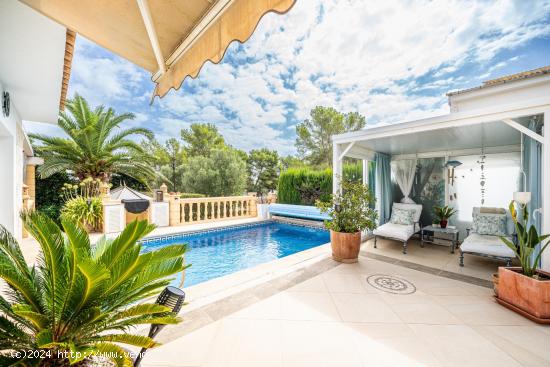 Chalet con piscina en Cala Mendia - BALEARES