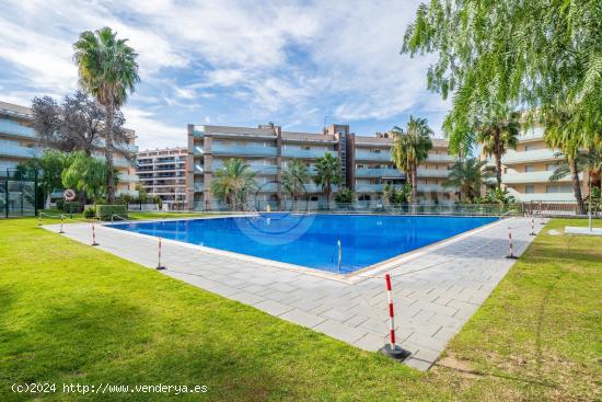 PISO DE 2 HABITACIONES CON PISCINA INTERIOR EXTERIOR, GIMNASIO, PADEL Y SERVICIOS EN SALOU - TARRAGO