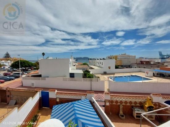 ADOSADO EN RINCONCILLO  A PIE DE PLAYA CON PISCINA COMUNITARIA, GARAJE Y BUEN PATIO¡¡ - CADIZ