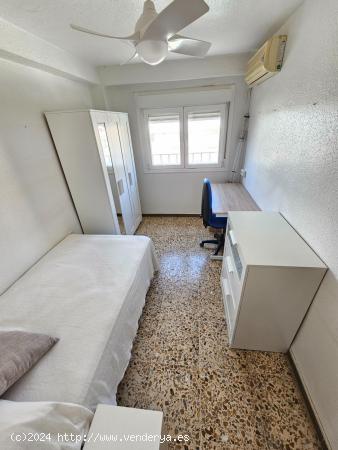 ALQUILER DE HABITACIONES PARA ESTUDIANTES EN C/ MARCHALES, 83. PISO CON ASCENSOR Y TODO EXTERIOR - A