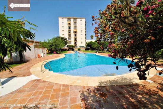 BONITO PISO CON PISCINA Y PARKING HASTA JUNIO - MALAGA