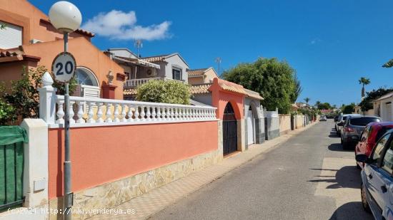 En Torrealmendros, chalet independiente de 4 dormitorios y 2 baños - ALICANTE