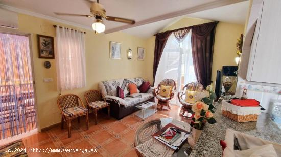 En Torrealmendros, chalet independiente de 4 dormitorios y 2 baños - ALICANTE