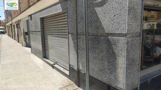 Local comercial haciendo esquina con tres escaparates a la calle. - MURCIA