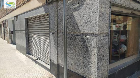 Local comercial haciendo esquina con tres escaparates a la calle. - MURCIA