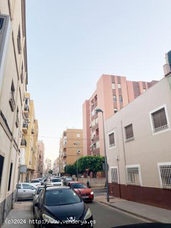 LOCAL COMERICAL en el ZAPILLO Se puede hacer cambio de uso para VIVIENDA. - ALMERIA